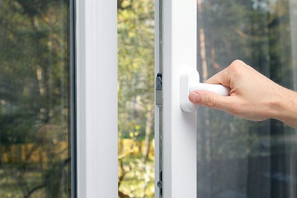 Fenster wird von jemanden geöffnet.  Fenster wird von jemanden geöffnet.