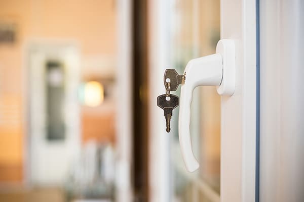 Fenstergriff abschließbar am Fenster von innen zu sehen. Fenstergriff abschließbar am Fenster von innen zu sehen.