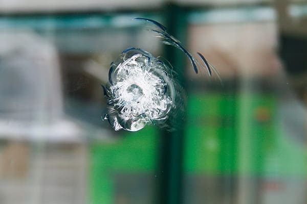 Einschuss in Fensterscheibe. Einschuss in Fensterscheibe.