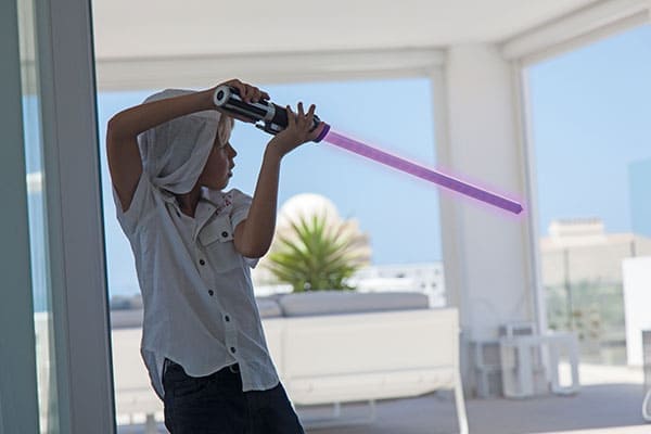 spielendes Kind bei grossen Schiebetüren