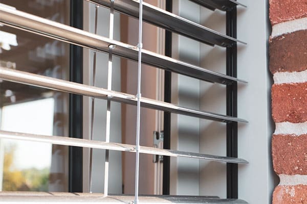 Dreiecksfenster mit Jalousie