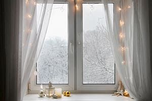Schönes weißes Fenster mit Winerlandschaft im Hintergrund.