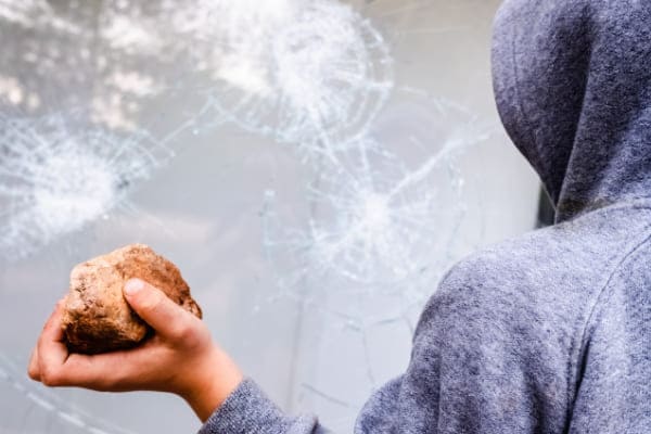 Angriffhemmende Verglasung hält Steinwerfer davon ab die Schiebe eines Einbruchschutzfensters einzuschlagen.