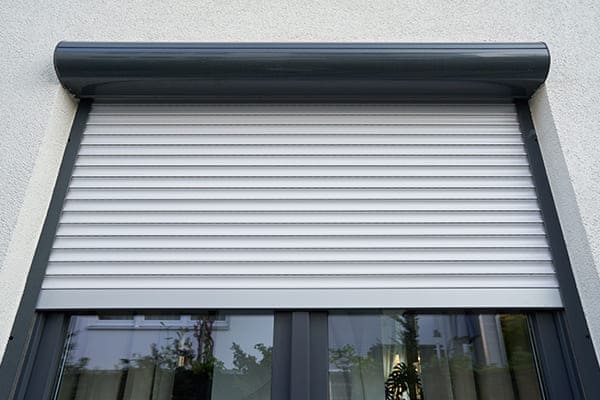 Vorbaurollo von außen