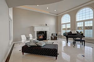 Großes Wohnzimmer einer Villa mit Stichbogenfenster.