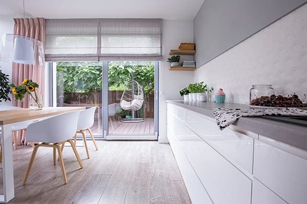 PAS-Terrassenfenster in grau mit moderner Küche. PAS-Terrassenfenster in grau mit moderner Küche.