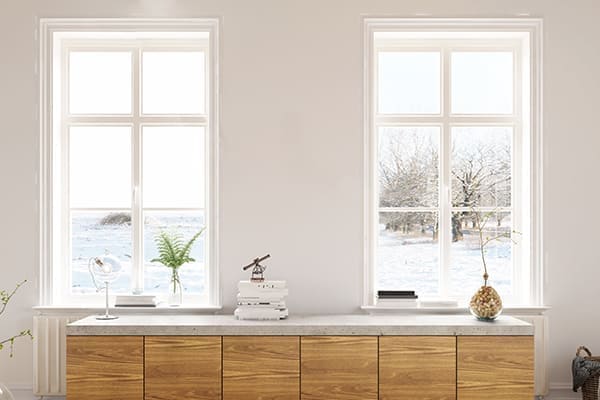 Neue weiße Verbundfenster in moderenen Wohnzimmer. Neue weiße Verbundfenster in moderenen Wohnzimmer.