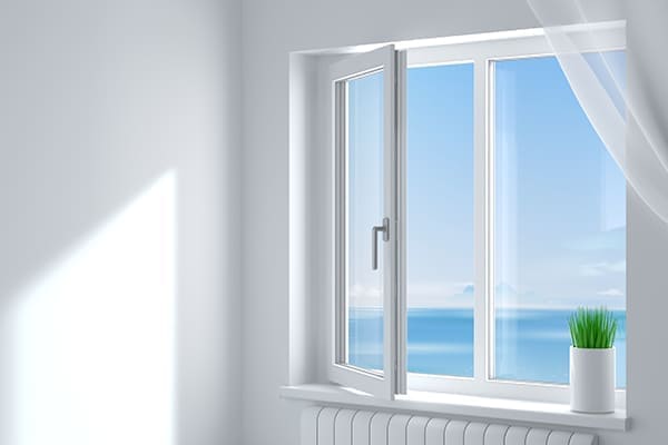 Offenes weißes Verbundfenster mit Ausblick aufs Meer. Offenes weißes Verbundfenster mit Ausblick aufs Meer.
