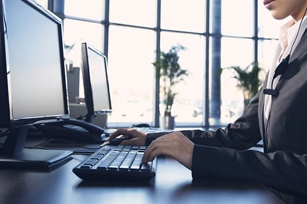 Frau sitzt am Computer und berät den Kunden am Telefon. Frau sitzt am Computer und berät den Kunden am Telefon.