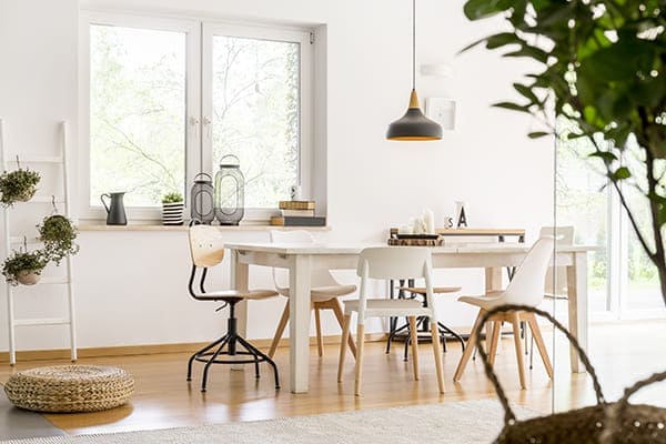 Modernes Wohnzimmer mit schönem weißem Kunststofffenster in weiß Modernes Wohnzimmer mit schönem weißem Kunststofffenster in weiß