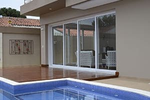 Vierflügeliges Fenster von außen gesehen modernes Haus mit Pool.