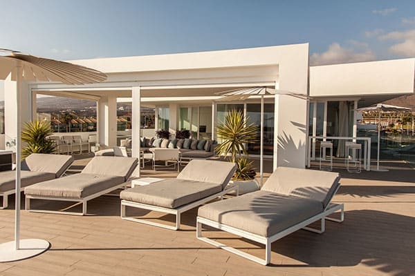 grosse Terrasse mit Haus