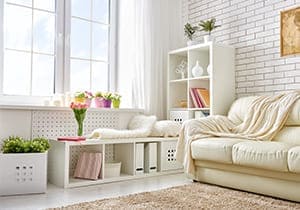 Helles Wohnzimmer mit Couch und großem Fenster.