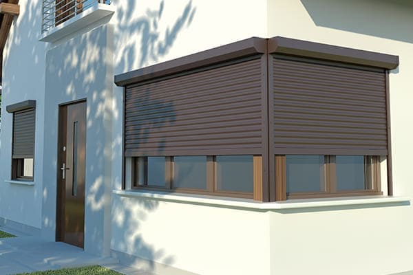 Modernes Haus von außen gesehen mit Vorbaurollos.