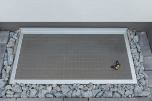 Insektenschutzgitter liegt über Lichtschacht als trittfeste Abdeckung