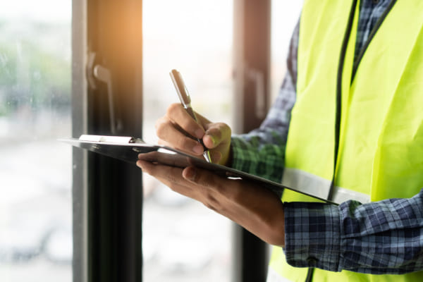 Ein Fenster mit der Widerstandsklasse 2 wird geprüft.