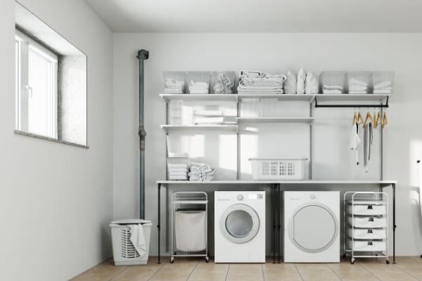 Licht dringt durch Fliegengitter und Lichtschacht ein.