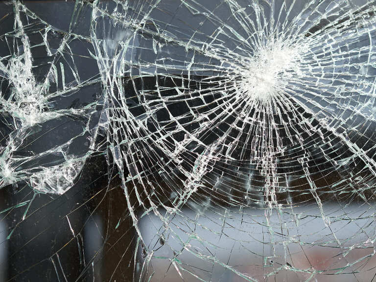 Bodentiefes Fenster mit Sicherheitsglas ist zerbrochen