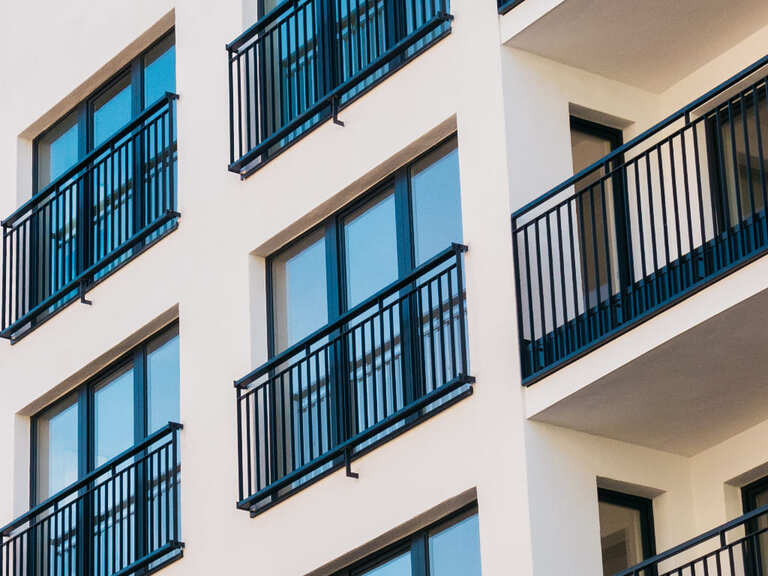 Bodentiefes Fenster mit Absturzsicherung Geländer, auch franzoesischer Balkon genannt