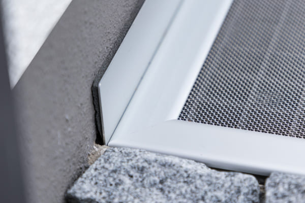 Spinnen und Mäuse bleiben aus Lichtschacht draußen, zwecks Abdeckung