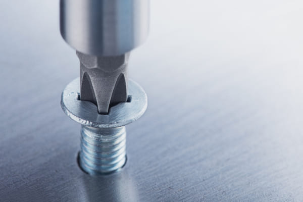 Die Montage der Lichtschachtabdeckung mit Fliegengitter ist einfach