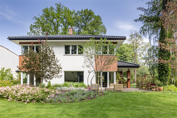 Hohes Wohnraumfenster mit bodennahem Lichteinfall