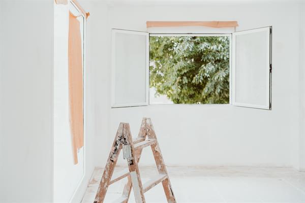 Helles Wohnzimmer mit einem großen Fenster 120 x 120 cm