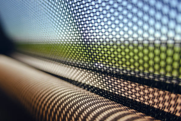 Farbe des Gewebes vom Fliegengitter wird gezeigt