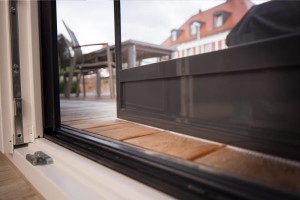 fliegengitter tür ist einen Spalt geöffnet