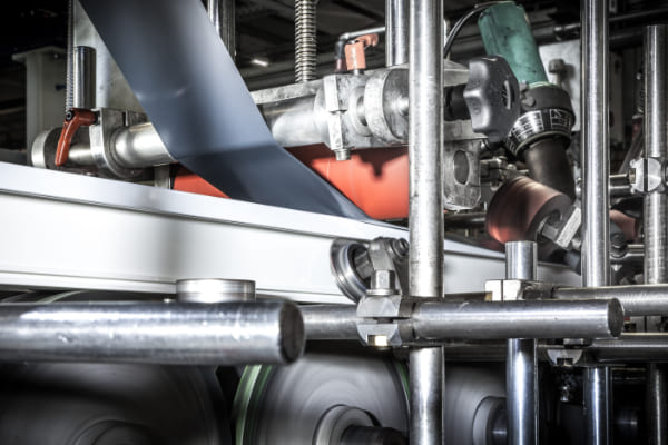 Fensterfarbe wird per Folie auf ein Kunststofffensterprofil geschweißt