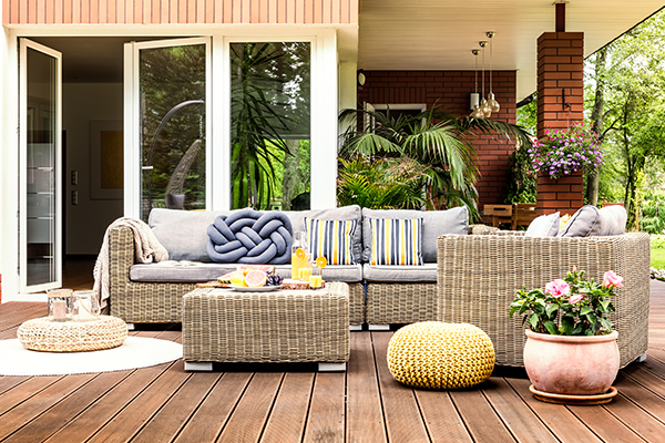 Terrasse mit Terrassentuer ohne Schwelle im Sommer 